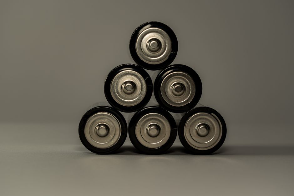 Een technicus inspecteert een thuisbatterij in een moderne woning voor energieopslag.