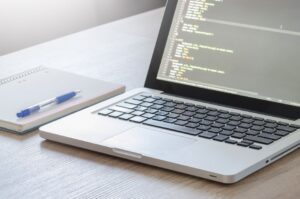 Een groep professionals in een vergadering over outplacementprogramma's en HRM-strategieën.