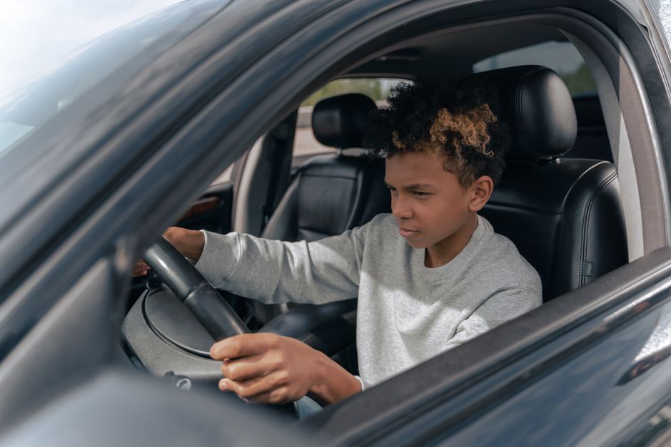 Een rijinstructeur geeft les aan een leerling in Riethoven, met een focus op veilig en zelfstandig rijden.