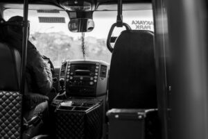 Een buschauffeur en vrachtwagenchauffeur aan het werk in het openbaar vervoer en de logistiek, symboliserend de carrièremogelijkheden bij EBS.
