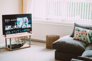 Modern staand TV-meubel in een stijlvolle woonkamer met decoratieve elementen.